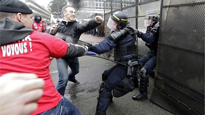 Fransa’da işçiler polise saldırdı