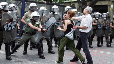 Yunan askerleri Atina sokaklarında