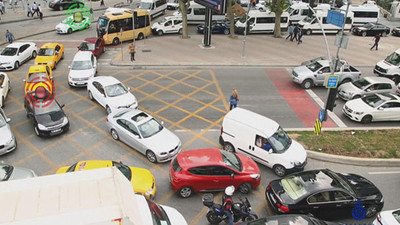 Trafikte yeni uygulama: Kavşakta 'taralı alan'