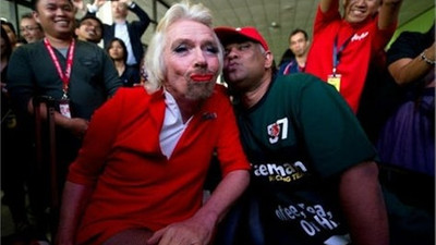 Ünlü milyarder hostes oldu!