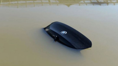 Milyon dolarlık arabalar sulara gömüldü