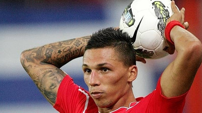 Aranan sol bek komşuda bulundu!