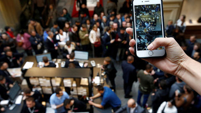 iPhone 7 almak için geceden kuyruğa girdiler!