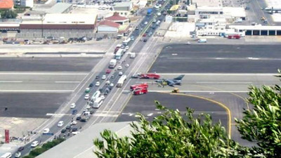 Ortasından otoban geçen uçak pisti!