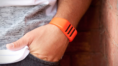 Bu bilekliği takanla dikkatli konuşun!