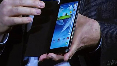 Samsung'dan kıvrık telefon!