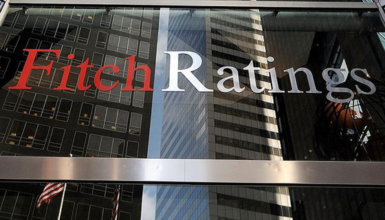 Fitch, İtalya'nın kredi notunu düşürdü