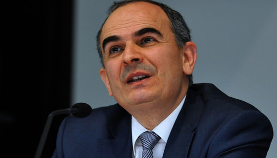 "Sütten ağzı yanan yoğurdu üfleyerek yer"