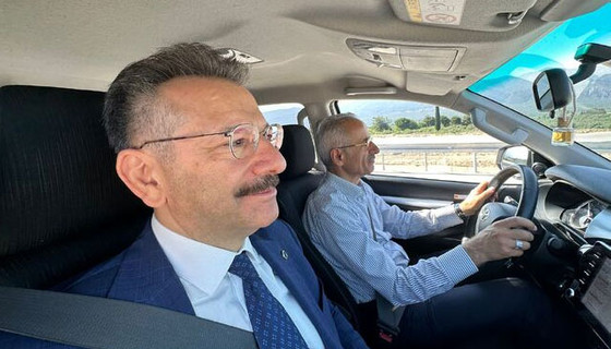 Bakan Uraloğlu direksiyona geçti, yapımı süren otoyolu test etti