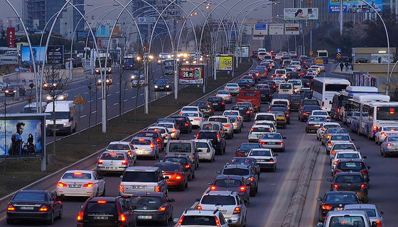 Enerji tasarrufu için sıkışık saatte yola çıkana ceza
