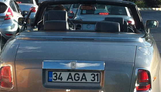 Ali Ağaoğlu'nun Rolls Royce otomobili kaza yapıp pert oldu