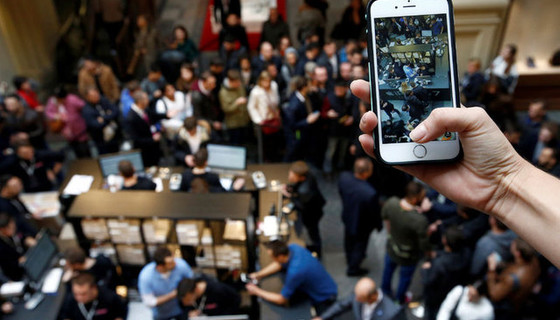 iPhone 7 almak için geceden kuyruğa girdiler!