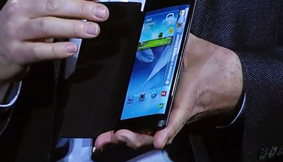 Samsung'dan kıvrık telefon!