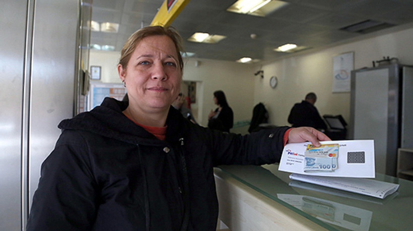 Büyükanneler maaşlarını almaya başladı