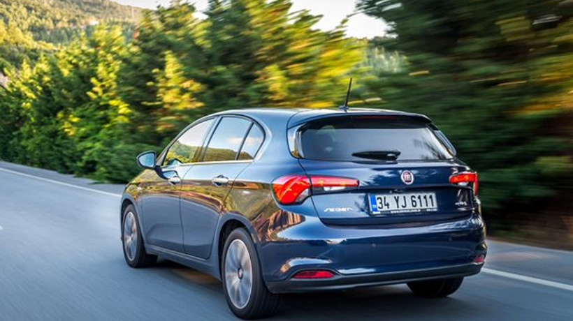 Vergi zammının kıyısındaki otomobiller