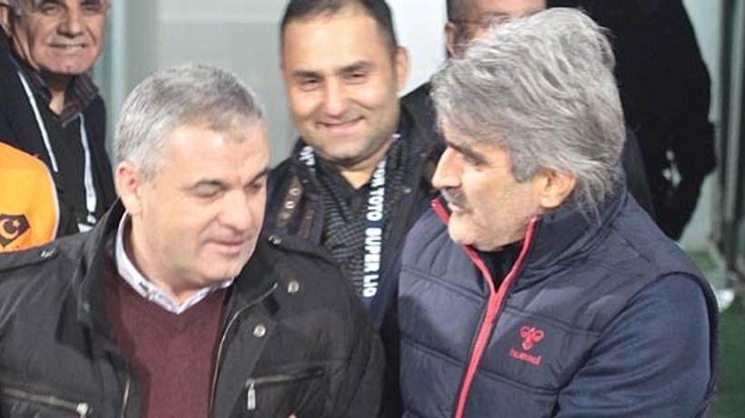 Süper Lig hocası camı yumrukladı!