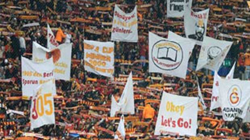 GS taraftarı çöpleri karıştırdı!