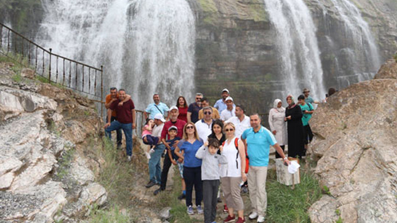 Tortum Şelalesi yerli turistle doldu taştı