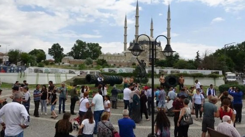 Otellerde yer kalmadı, evlerde misafir edilecekler