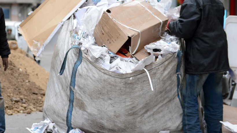 Çin'in çöpleri kağıt toplayıcısını vurdu