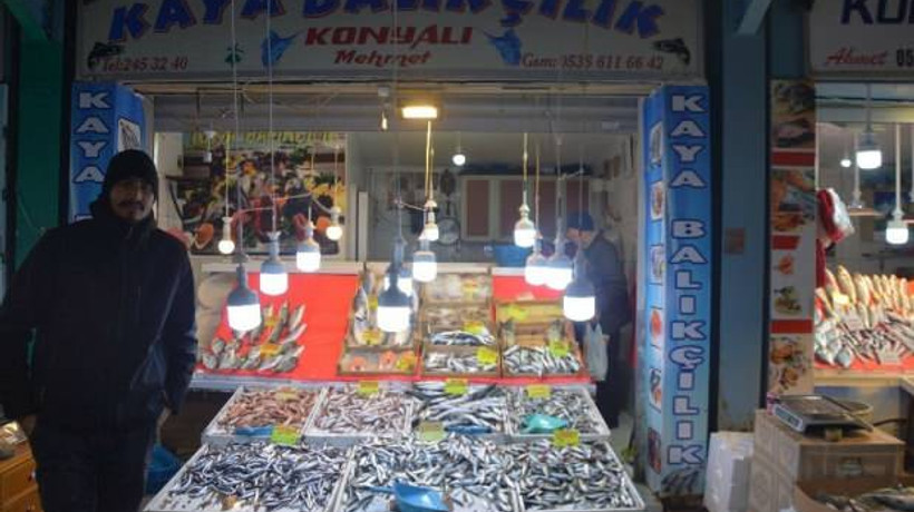 Fırtına balık tezgahlarını vurdu