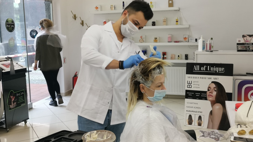 Kadıköy'de kuaför, berber ve güzellik salonları kepenklerini açtı