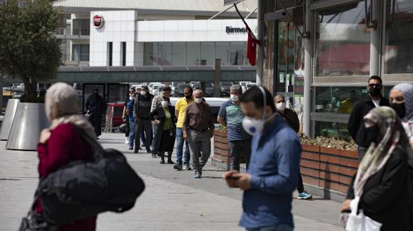 Bilim Kurulu Üyesi Demircan: AVM'lerdeki kuyruk akıl alır gibi değil
