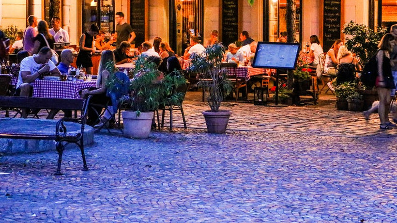 Restoranlardan sosyal mesafe önlemi: Dışarı masa sandalye atmak