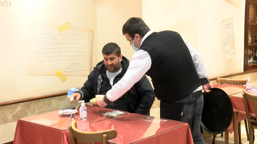 Aylar sonra kafe ve restoranlar ilk müşterilerini aldı