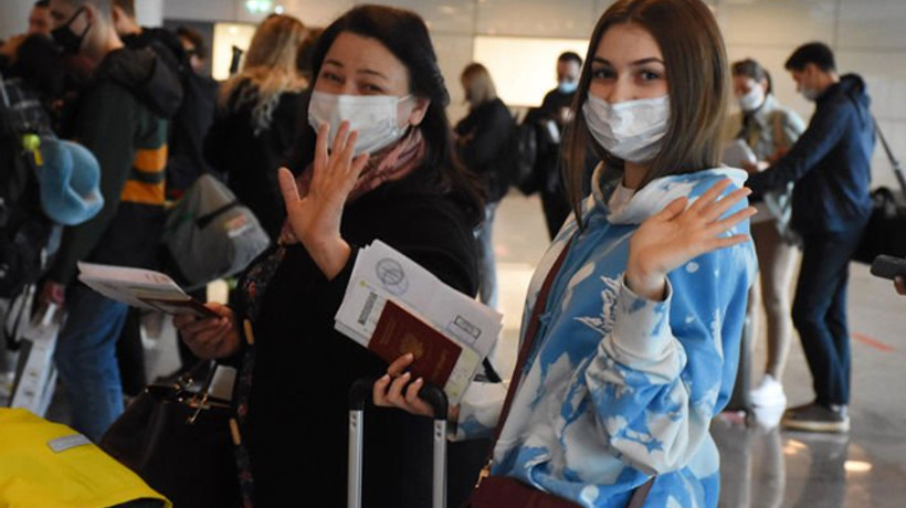 Muğla'da Rus turist kafilesini taşıyan yolcu uçağı havalimanında "su takı"yla karşılandı