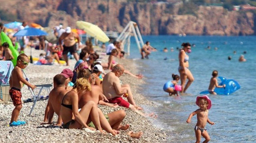 Rusya'nın uçuşları yeniden başlatma kararı turizm sektörünü sevindirdi
