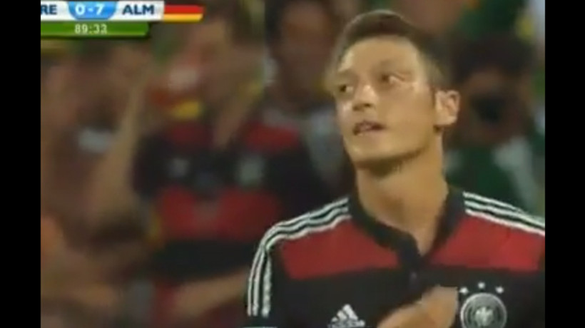 Mesut Özil yine yakalandı! Türkçe küfür...