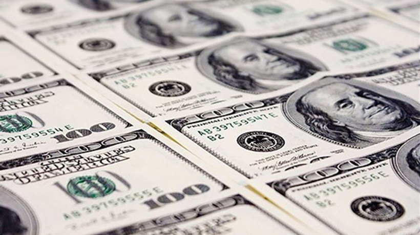 Cari açık bavula girdi