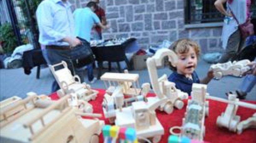 Hobi olarak başladığı ahşap oyuncak işinde şimdi siparişlere yetişemiyor