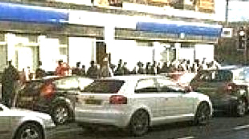 2 katı veren ATM'nin önünde izdiham!