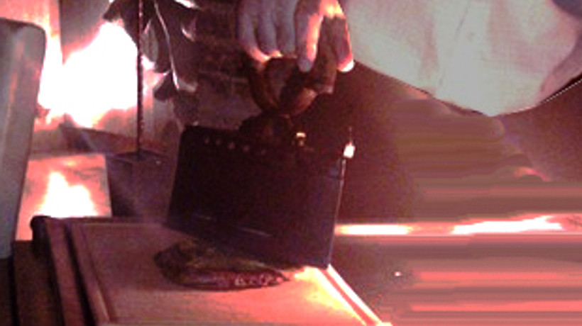 Teflon ütüyle biftek pişiren Türkler!