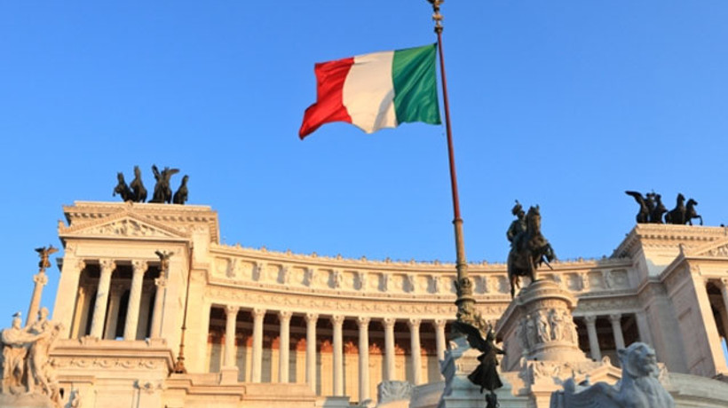 S&P İtalya'nın notunu indirdi
