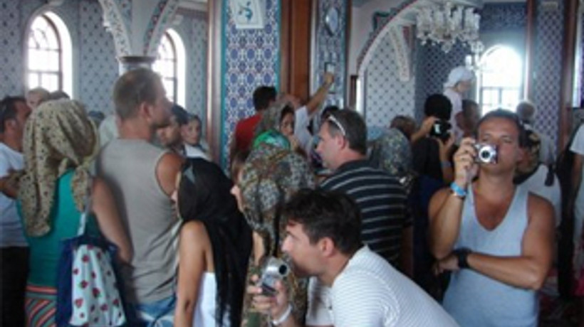 Cami rehberleri iş başına!