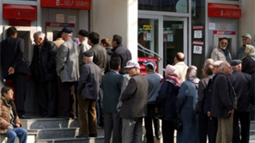 Çalışan emeklilerin maaşları kesilecek