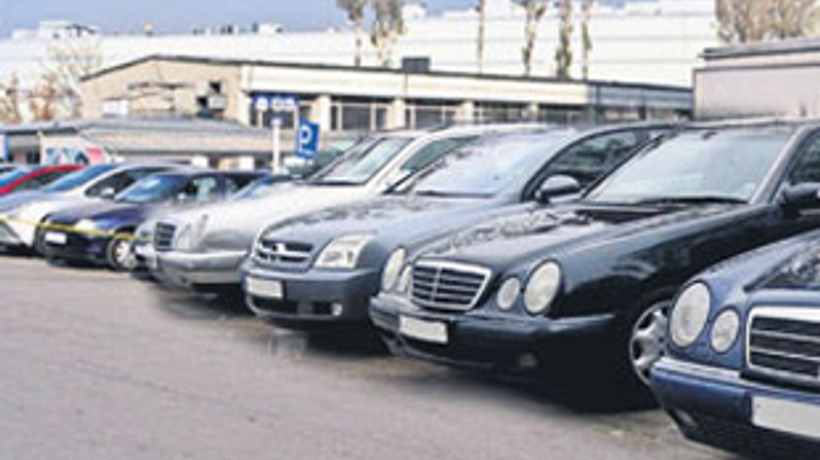 Sahte kimlikle araç kiralayıp sattılar!