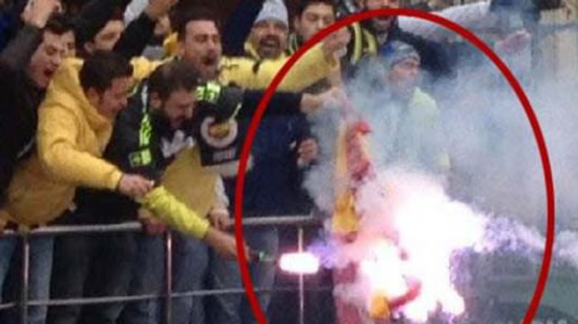 F.Bahçeli taraftarlar G.Saray forması yaktı