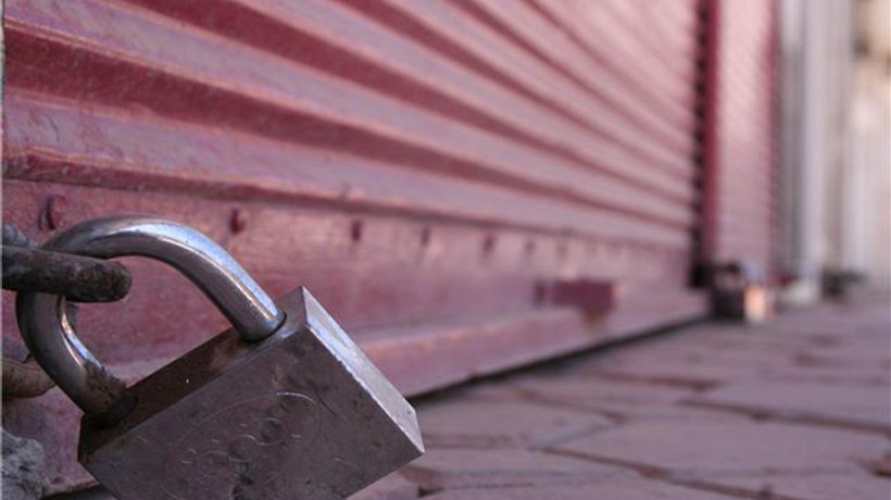 Laleli eski günlerini mumla arıyor