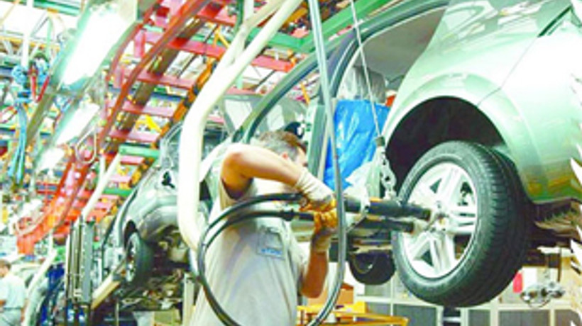 Yerli otomotiv ithal oranına fark attı