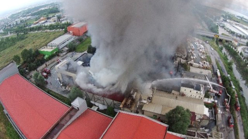 Kocaeli’de 2 büyük fabrika alev alev yandı