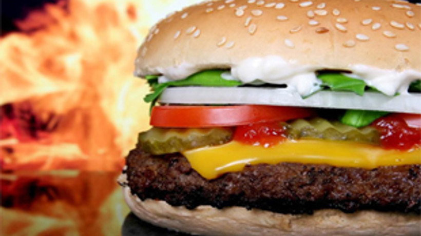 Hamburgere at etini kim katıyor?