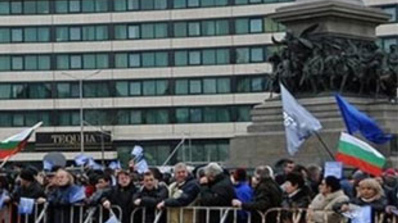 Ekonomik kriz hükümetleri deviriyor