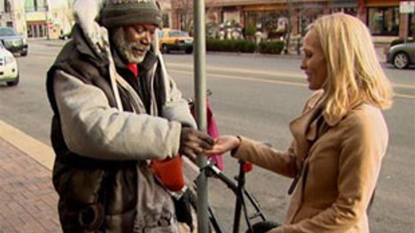 Dilenciye bozuk para diye nişan yüzüğünü verdi