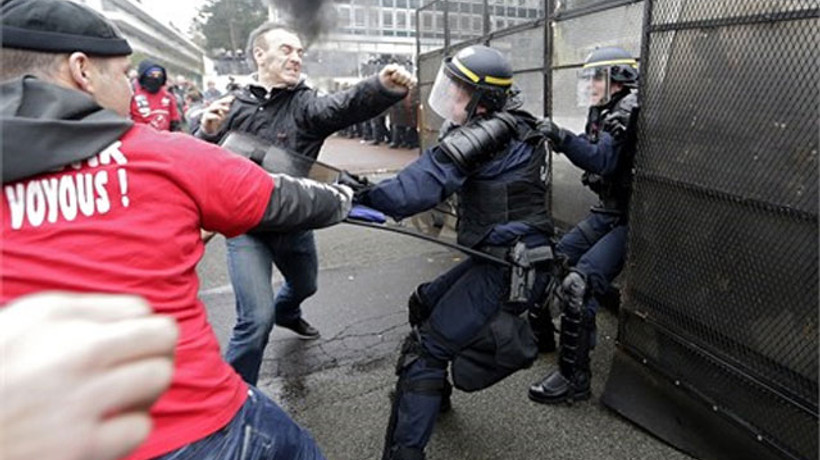 Fransa’da işçiler polise saldırdı