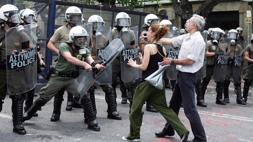 Yunan askerleri Atina sokaklarında