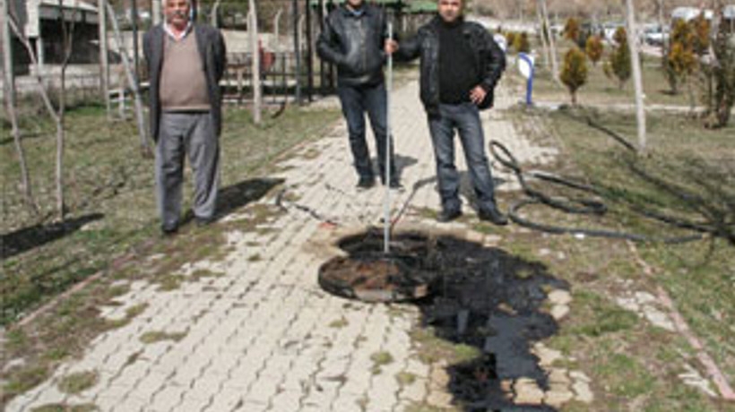 Kanalizasyon kapağından petrol fışkırdı!